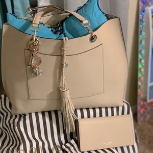 Carry All Bag Matching wallet - and Tote 🥰